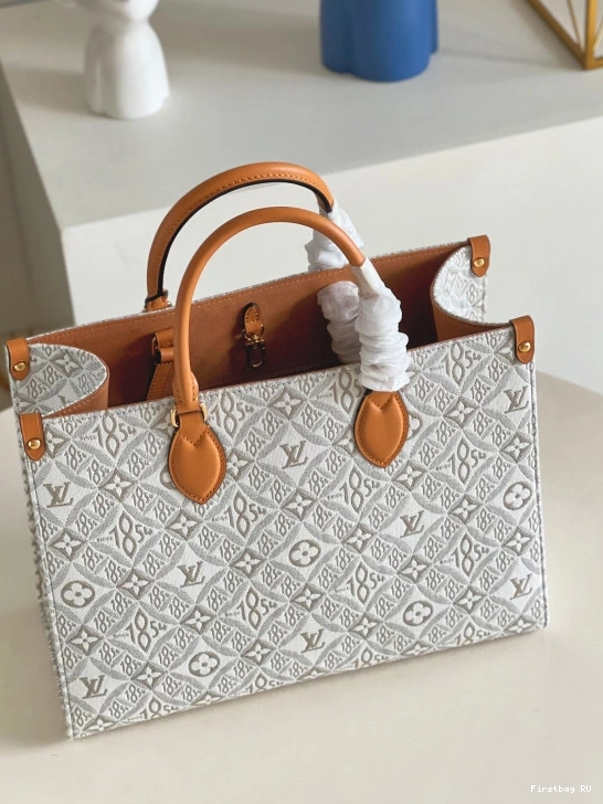 First bag LOUIS VUITTON MM ONTHEGO 0810